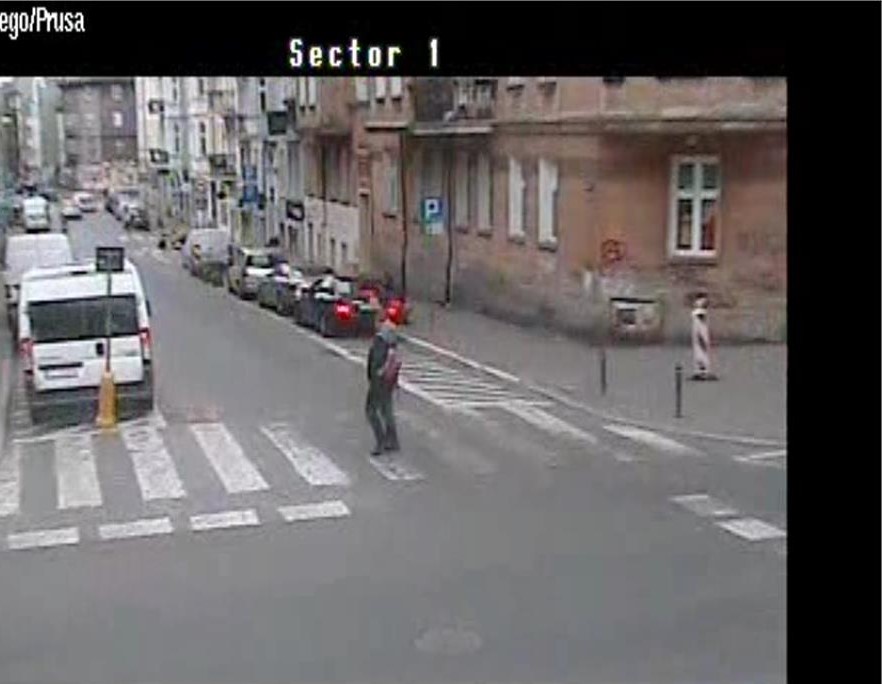 Na zdjęciu pojazd, który cofając najechał i uszkodził znak
