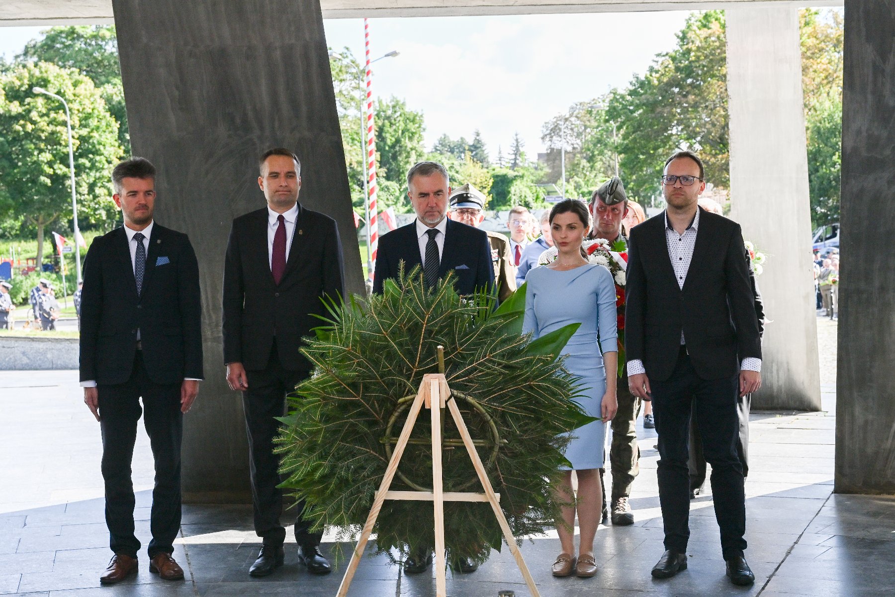 Na zdjęciu pomnik, na pierwszym planie flagi Polski