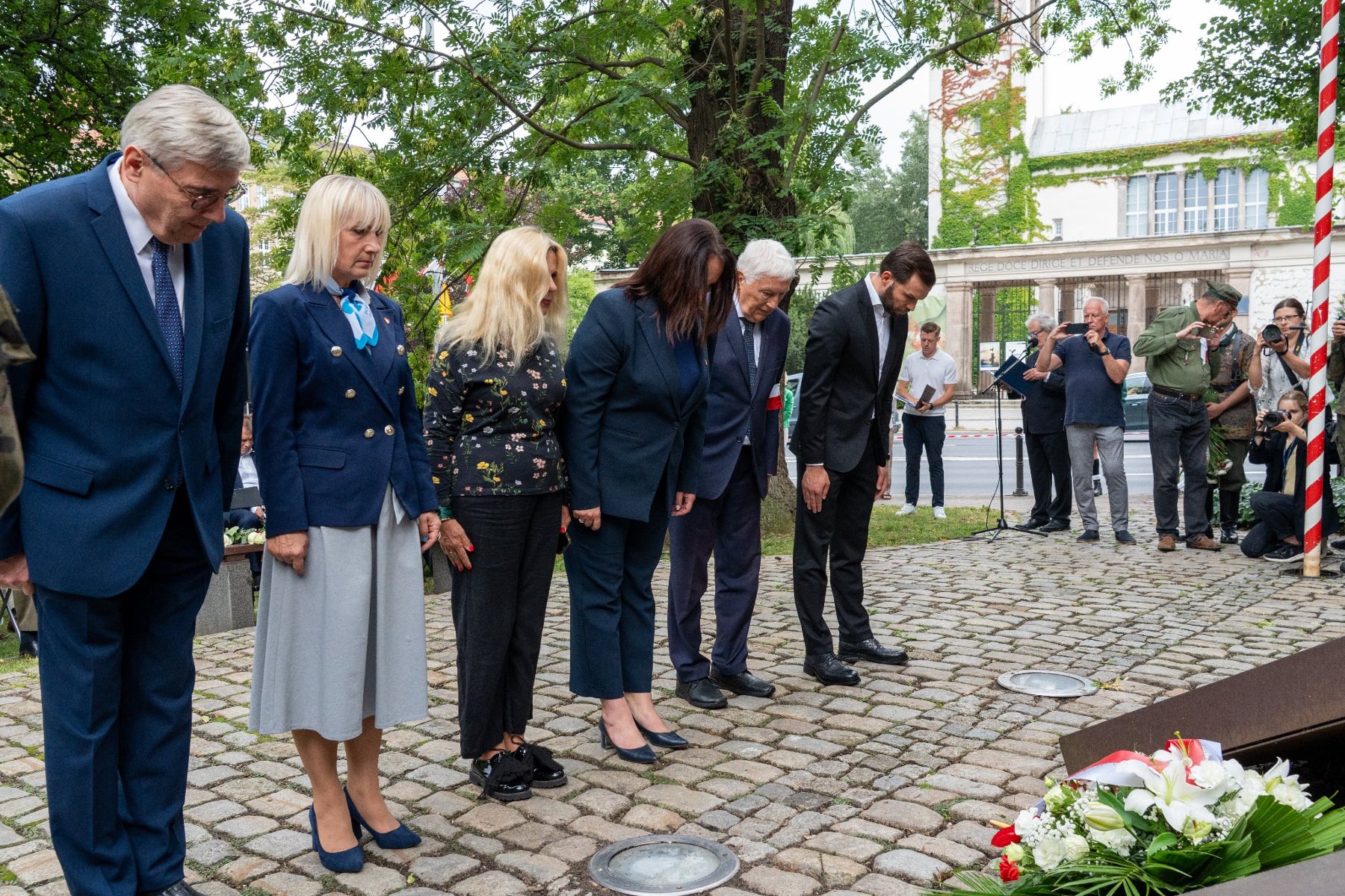 Na zdjęciu pomnik, pod nim kwiaty