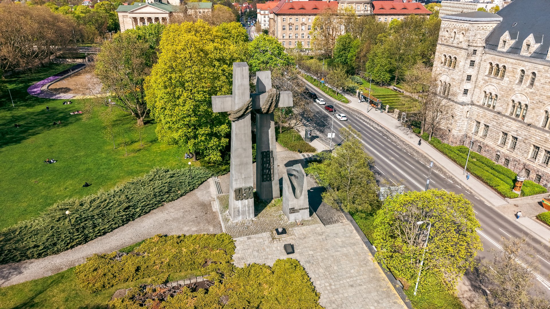 Na zdjęciu pomnik Poznańskiego Czerwca 1956 r. i leżące pod nim wiązanki kwiatów, obok płonie znicz