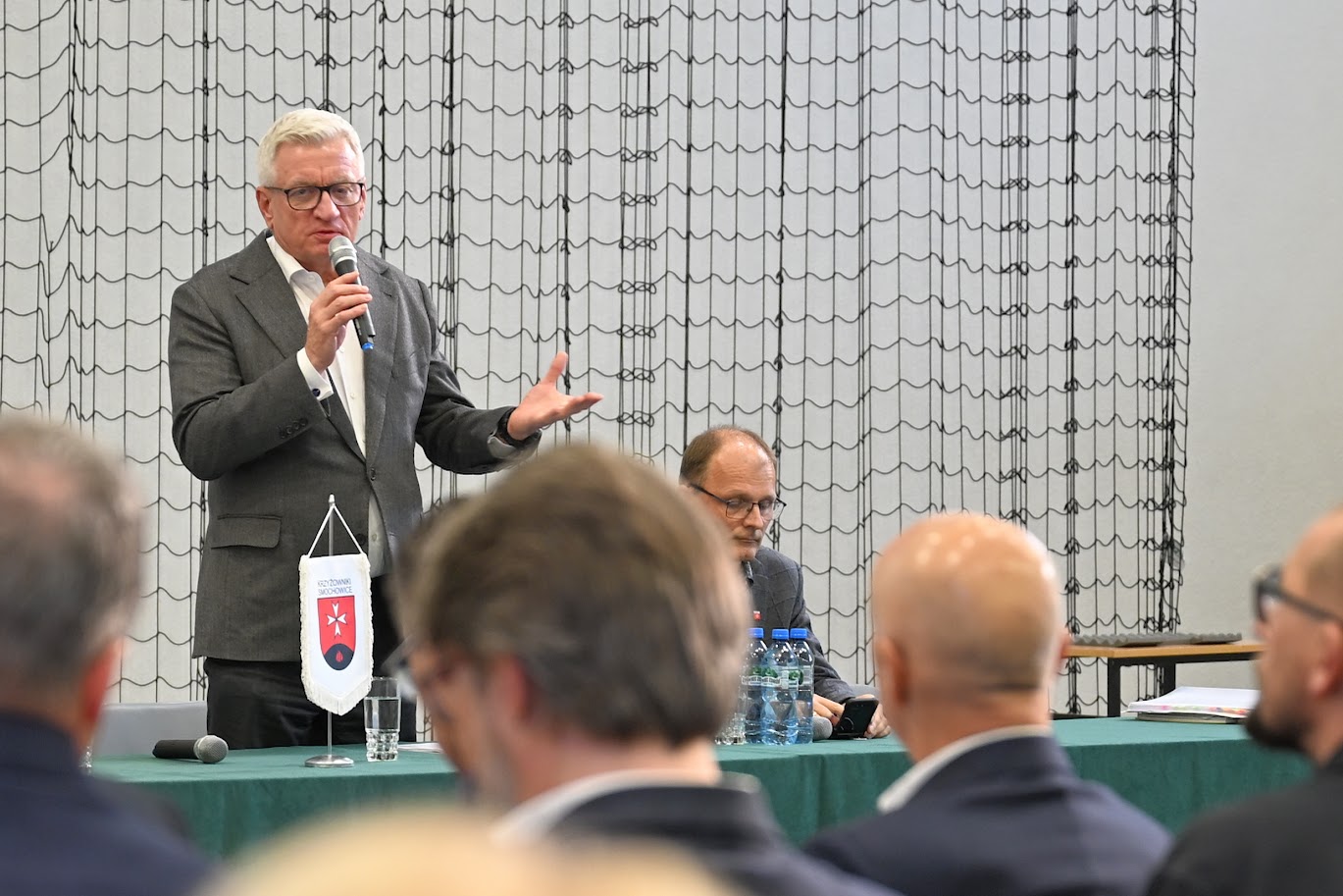 Na zdjęciu prezydent Poznania mówiący coś do mikrofonu