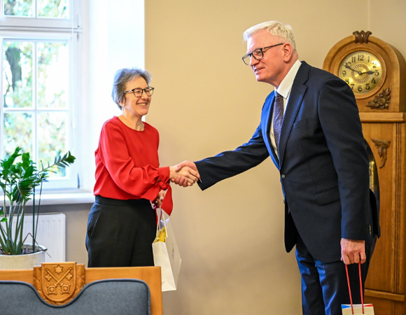 Na zdjęciu prezydent Poznania podający dłoń uśmiechniętej kobiecie