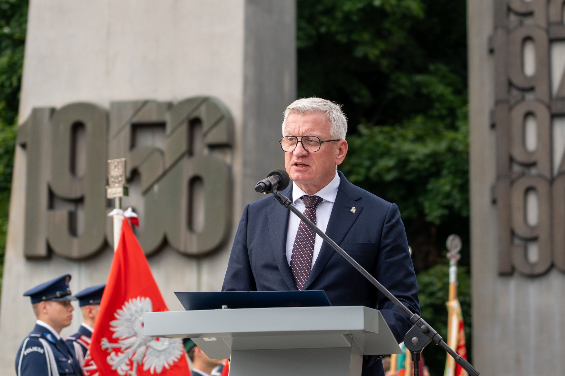 Na zdjęciu prezydent Poznania przy mównicy, w tle pomnik Czerwca 56