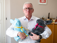 Na zdjęciu prezydent Poznania, trzymający w dłoniach dwa wielkanocne zające