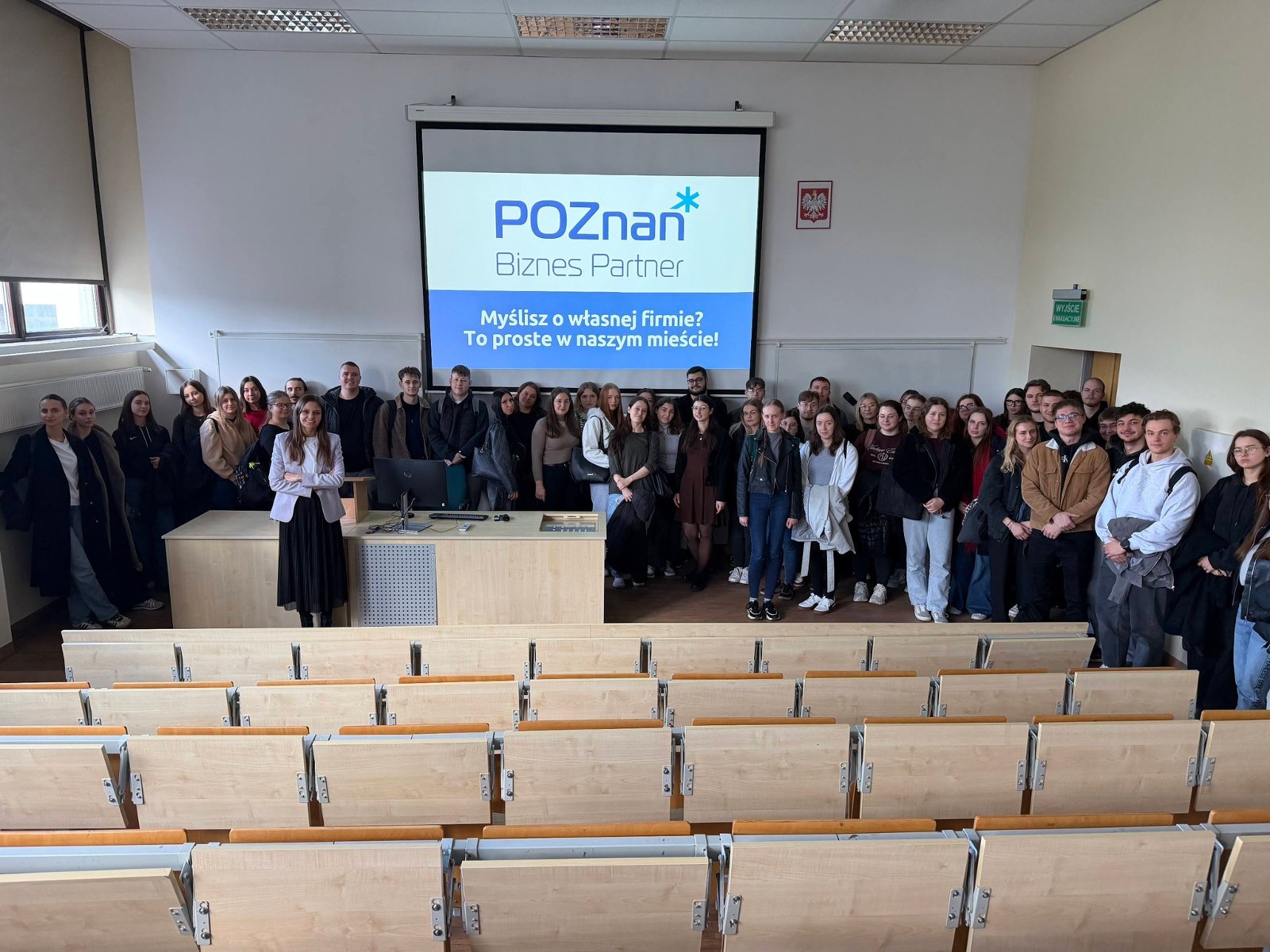 Na zdjęciu prowadząca - Pani Małgorzata Michalska-Dudek, kierowniczka Oddziału Wspierania Przedsiębiorczości w Wydziale Działalności Gospodarczej i Rolnictwa Urzędu Miasta Poznania wraz ze studentami
