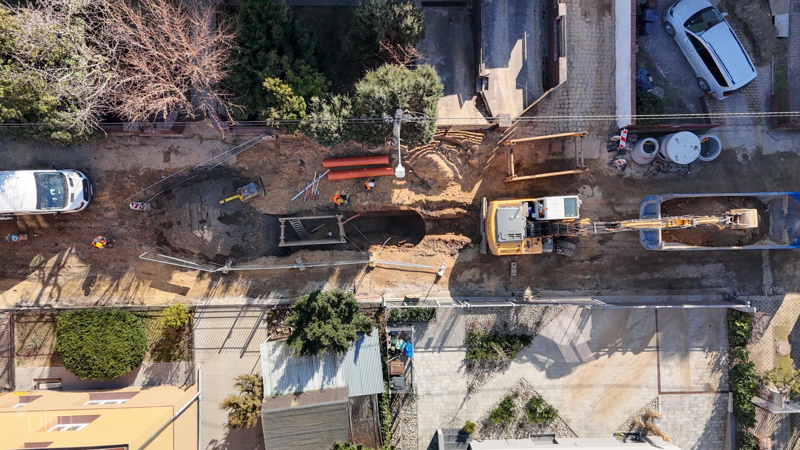 Na zdjęciu przebudowa ulicy, na pierwszym planie żółta maszyna budowlana