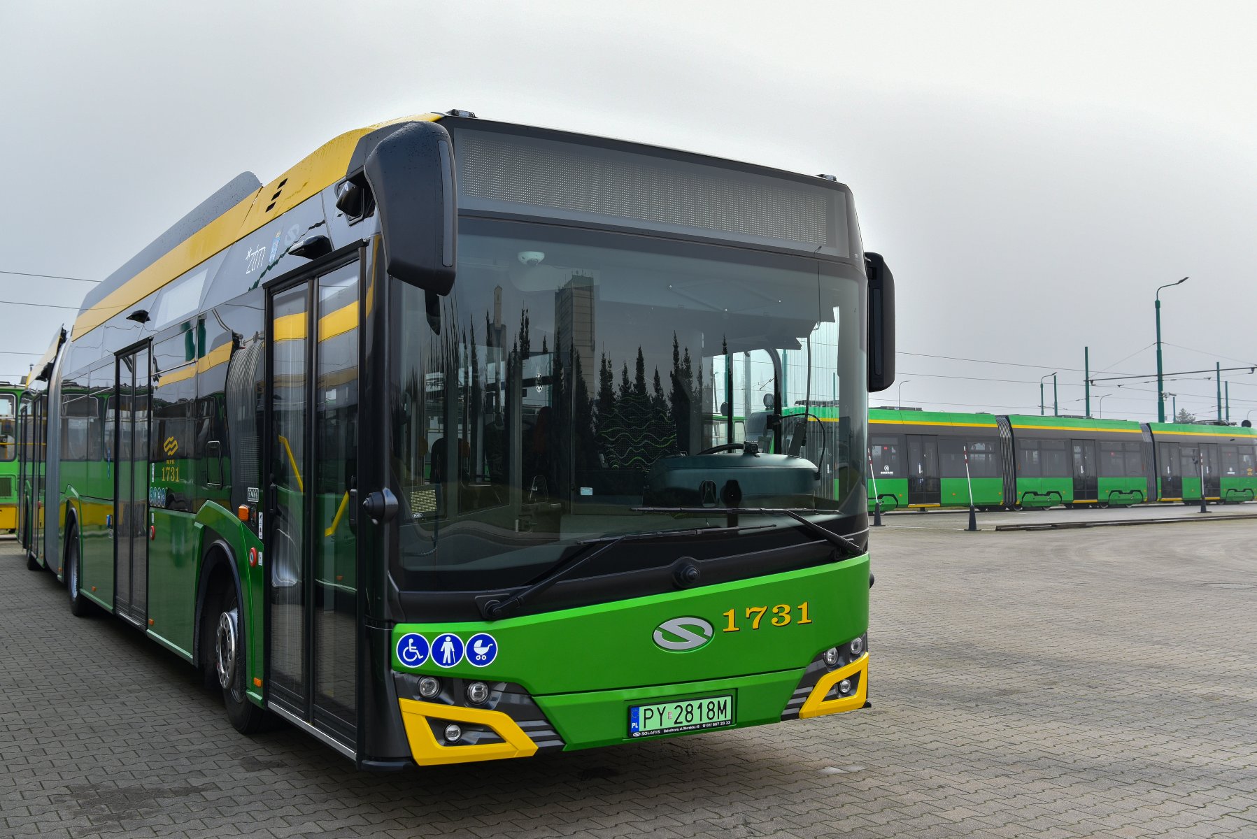 na zdjeciu przód autobusu, na pierwszym planie piktogramy