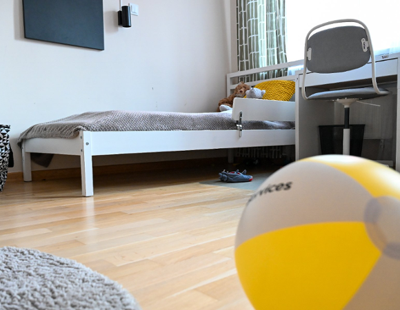Na zdjęciu pusty dziecięcy pokój, na pierwszym planie duża piłka