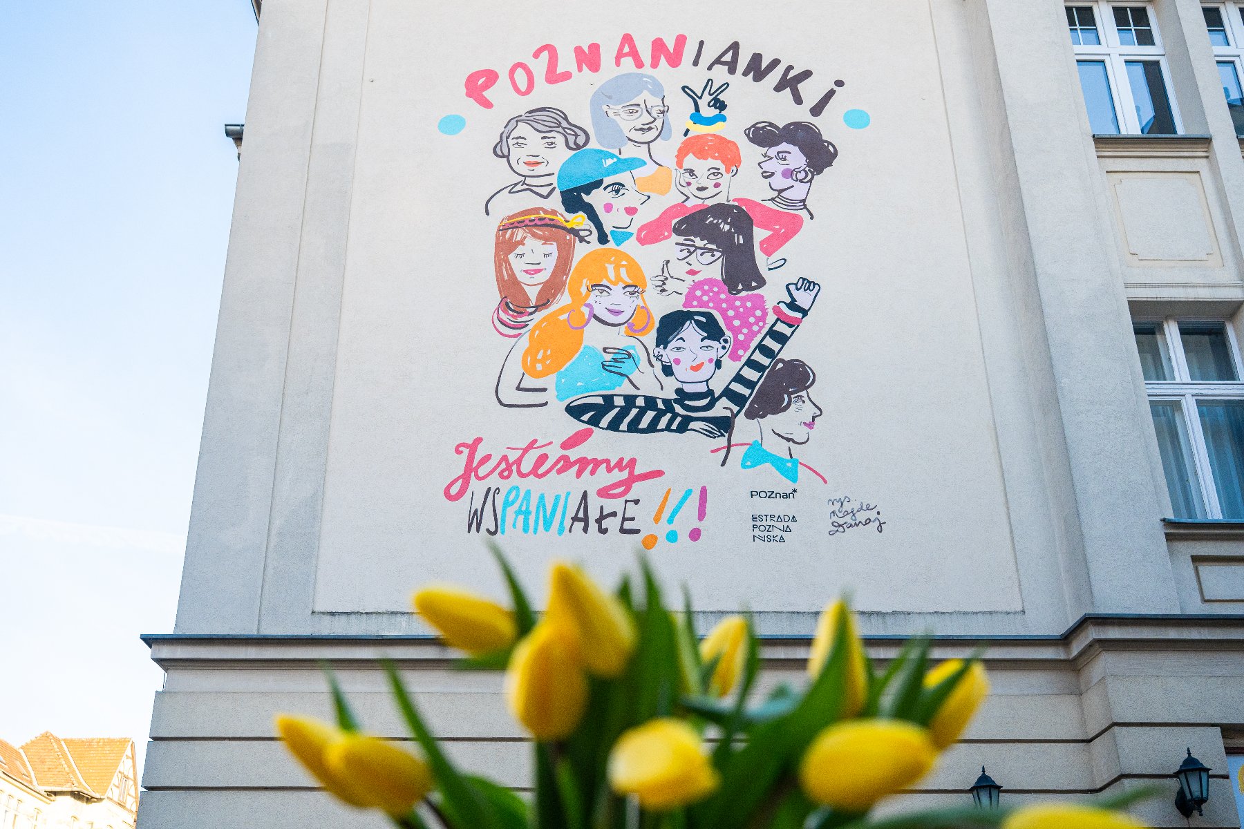 Na zdjęciu Ratusz, na pierwszym planie żółte tulipany