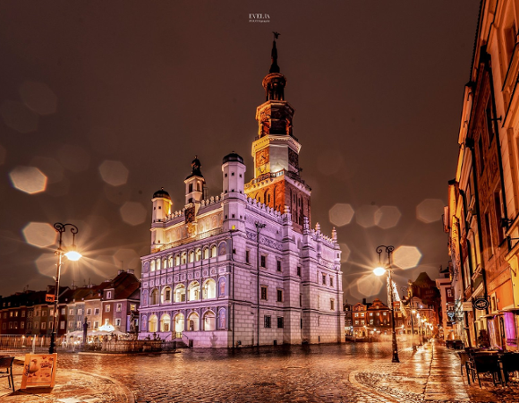 Na zdjęciu ratusz podświetlony na fiol;etowo