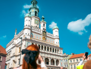 Na zdjęciu Ratusz w Poznaniu, przed nim stoją turyści