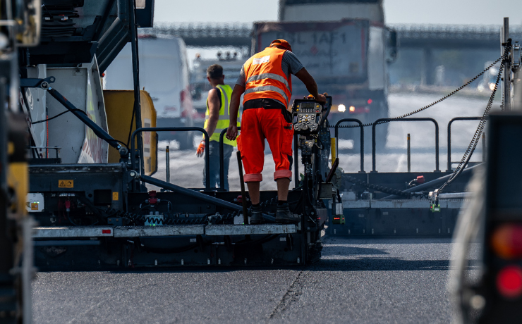 Na zdjęciu robotnicy wykonujący prace na autostradzie