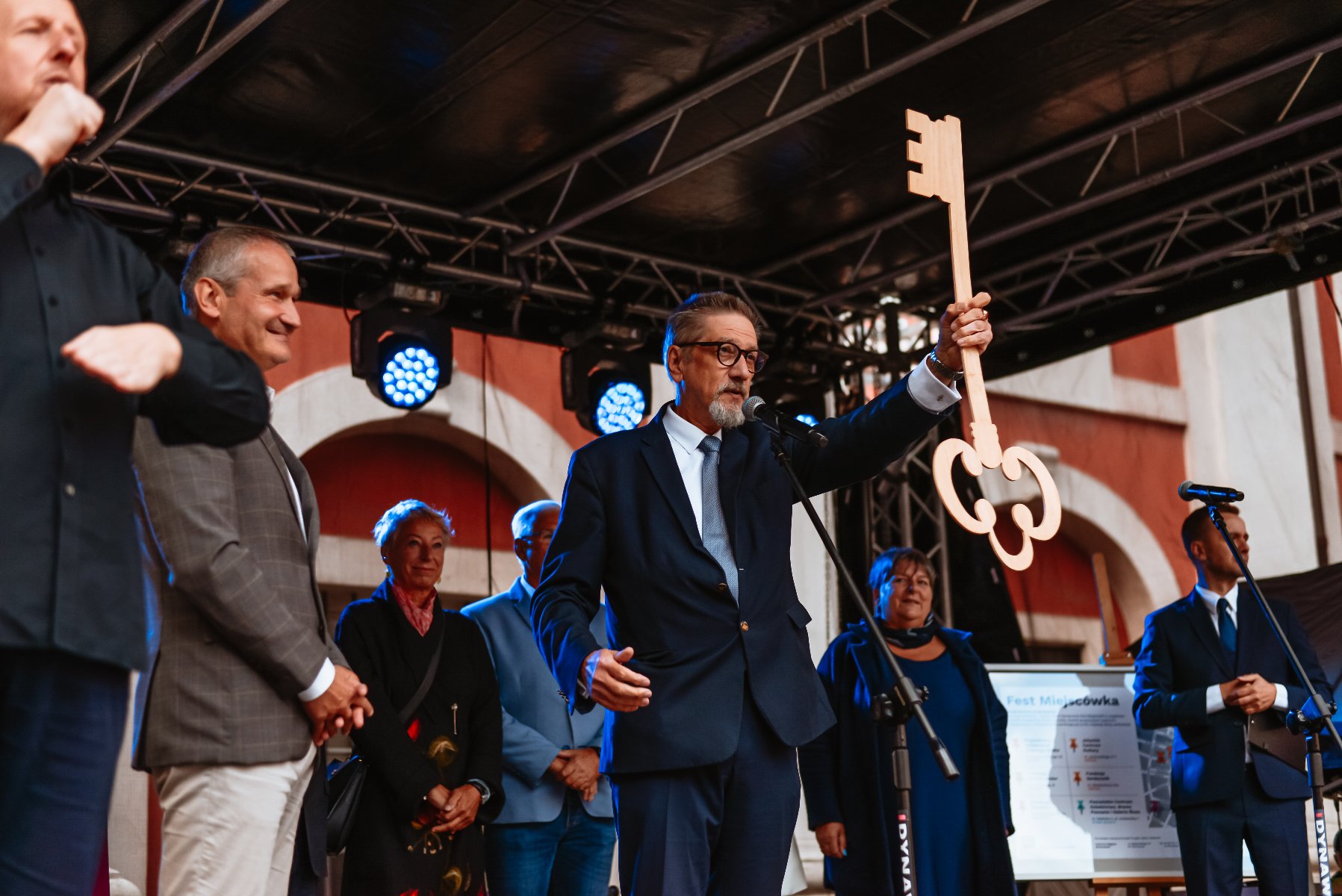 Na zdjęciu seniorzy słuchający koncertu na Placu Kolegiackim