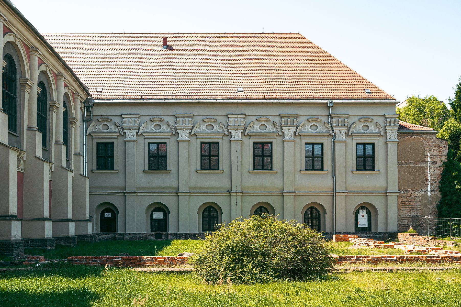 Na zdjęciu skwer, w tle zabytkowy budynek dawnego klasztoru