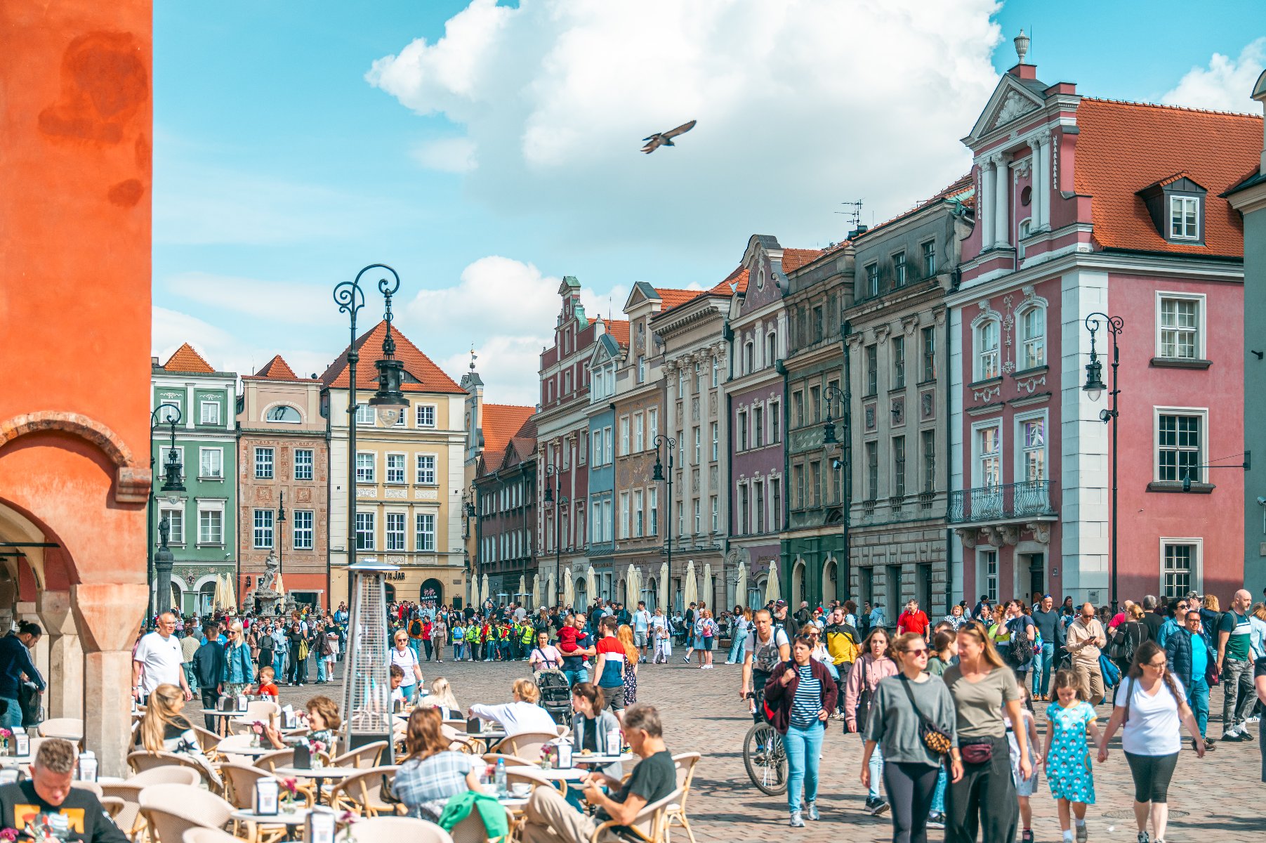 Na zdjęciu Stary Rynek pełen ludzi