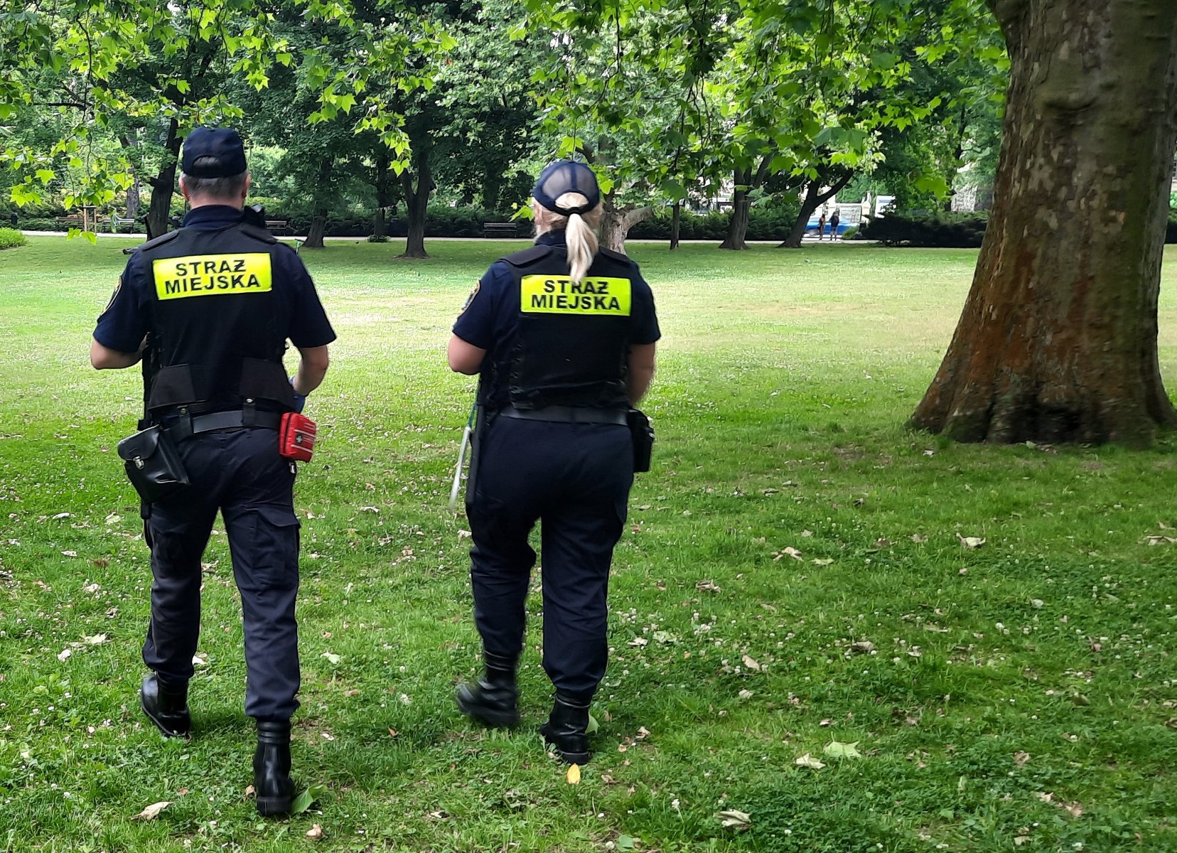 Na zdjęciu, strażnik i strażniczka w trakcie patrolu w Parku przy fontannie przy placu im. Adama Mickiewicza