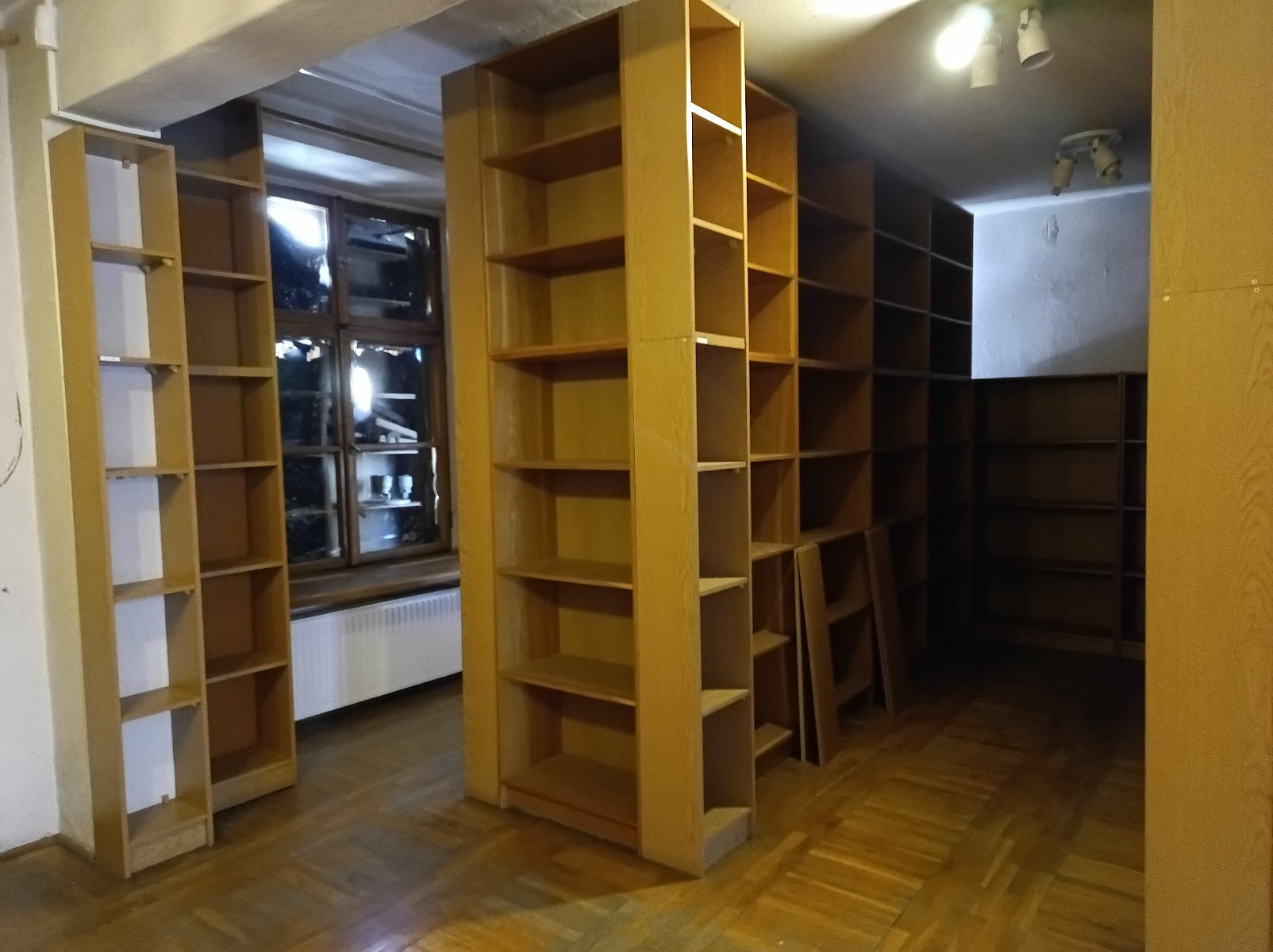 Na zdjęciu szafa katalogowa