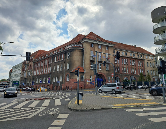 Na zdjęciu szpital im. F. Raszei i skrzyżowanie przed nim