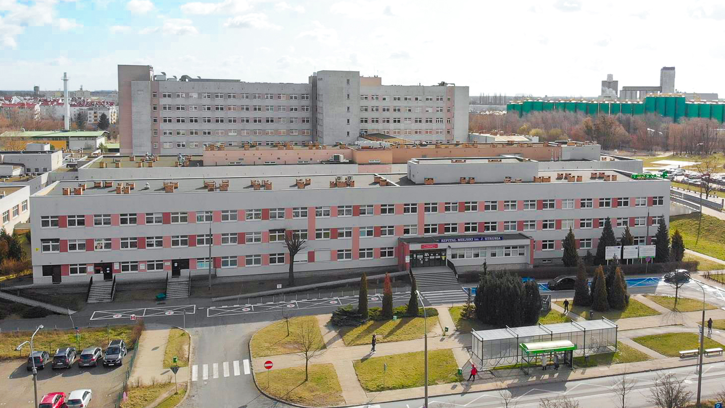 Na zdjęciu szpital widziany z lotu ptaka, widać budynek i parking przed nim