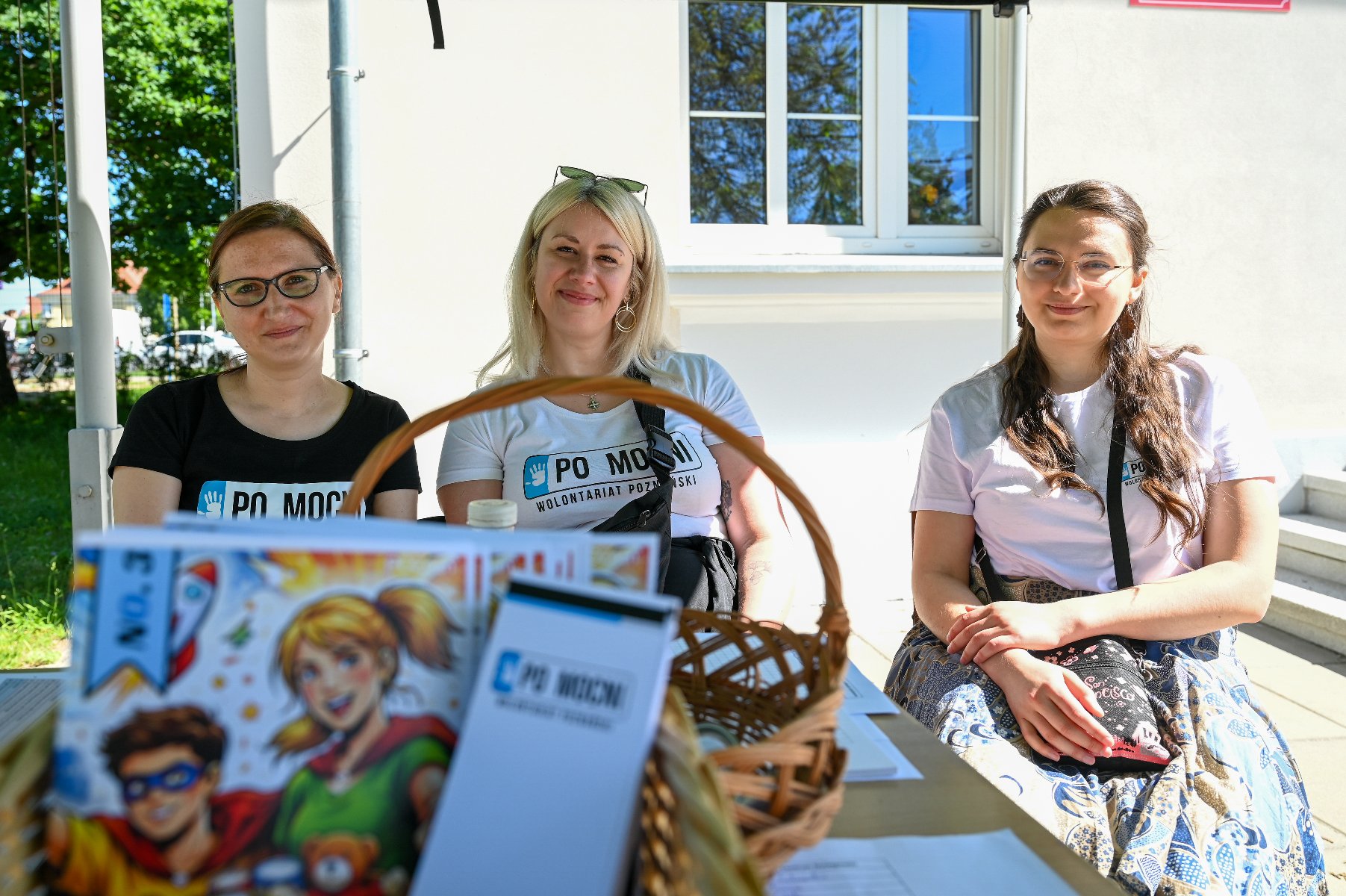 Na zdjęciu tabliczka z kciukiem w górę i napisem: wolontariat na tle korony drzewa