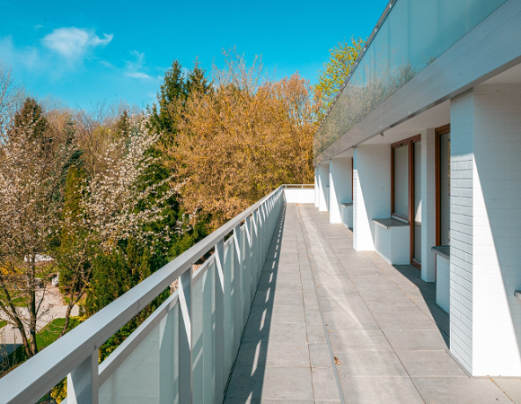 Na zdjęciu taras, w tle drzewa