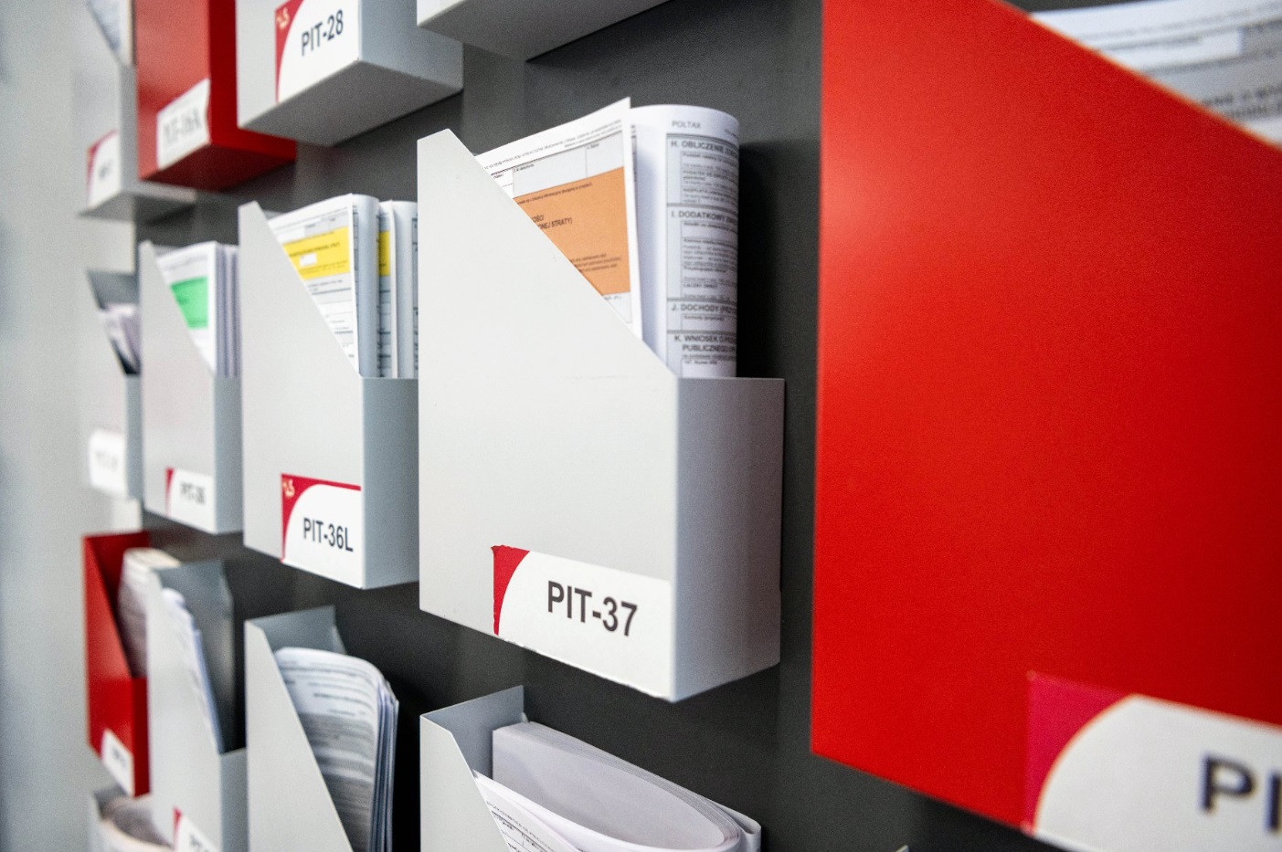 Na zdjęciu teczki z formularzami PIT