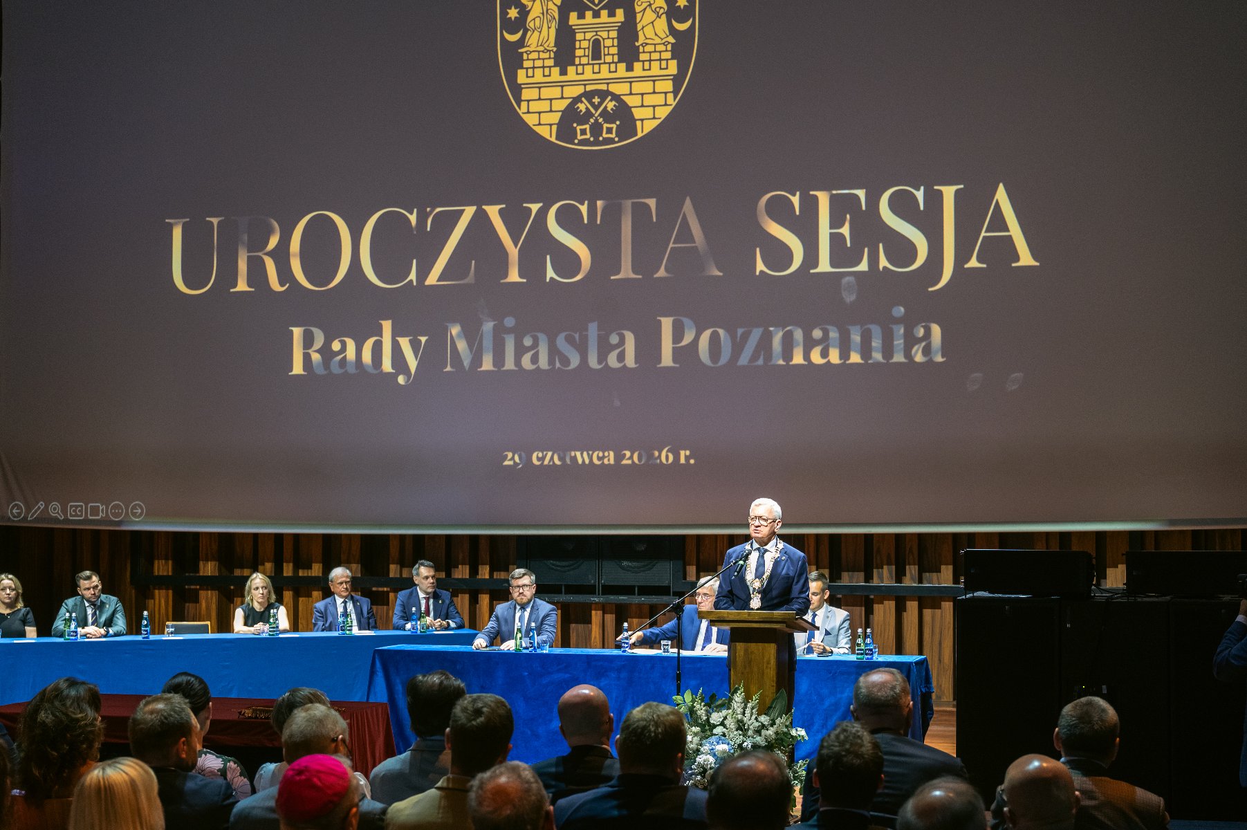 na zdjęciu trzech mężczyzn, jeden z nich trzyma dyplom i statuetkę