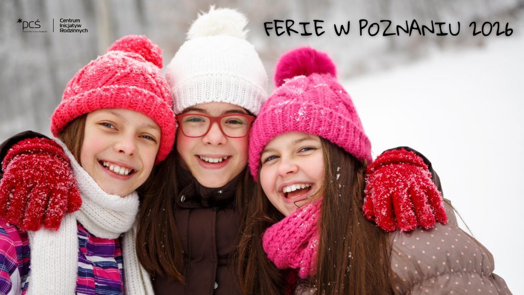 Na zdjęciu trzy uśmiechnięte nastolatki, obejmują się; mają na sobie ciepłe kurtki, czapki, rękawiczki i szaliki. Jest zima.