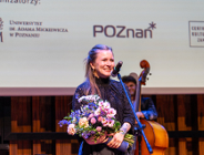 Na zdjęciu uśmiechnięta laureatka, mówiąca coś do mikrofonu