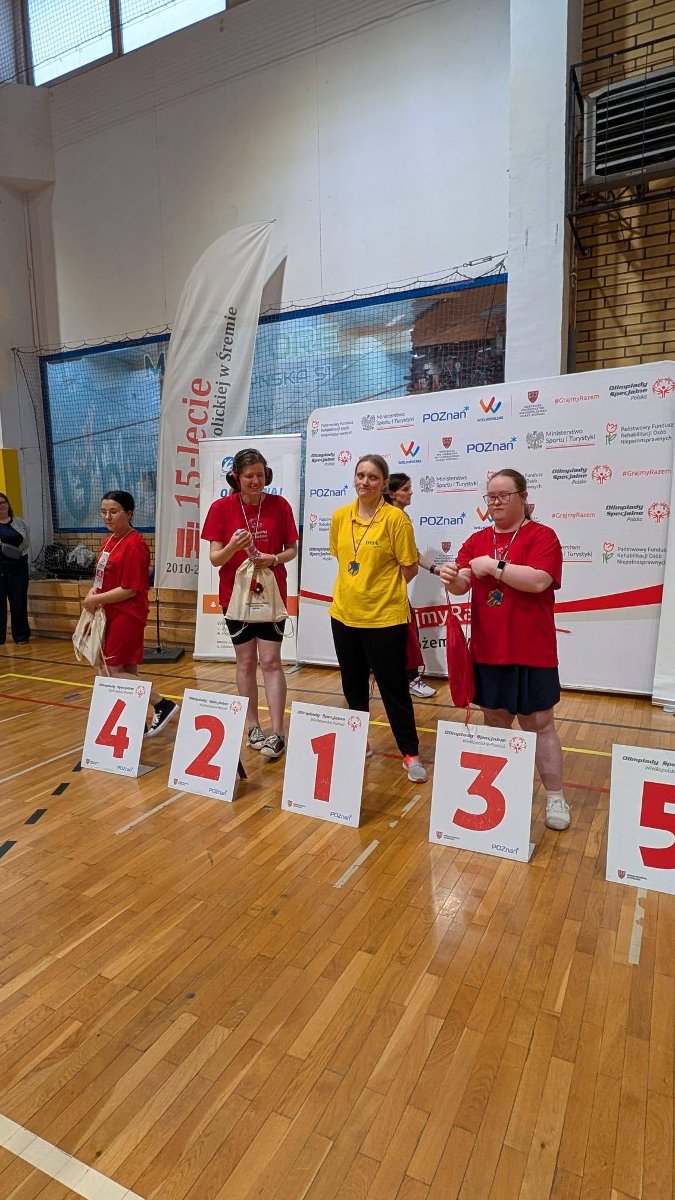 Na zdjęciu widać 4 zawodników z medalami. Zawodnicy stoją przy cyfrach oznaczających zajęte przez nich miejsca