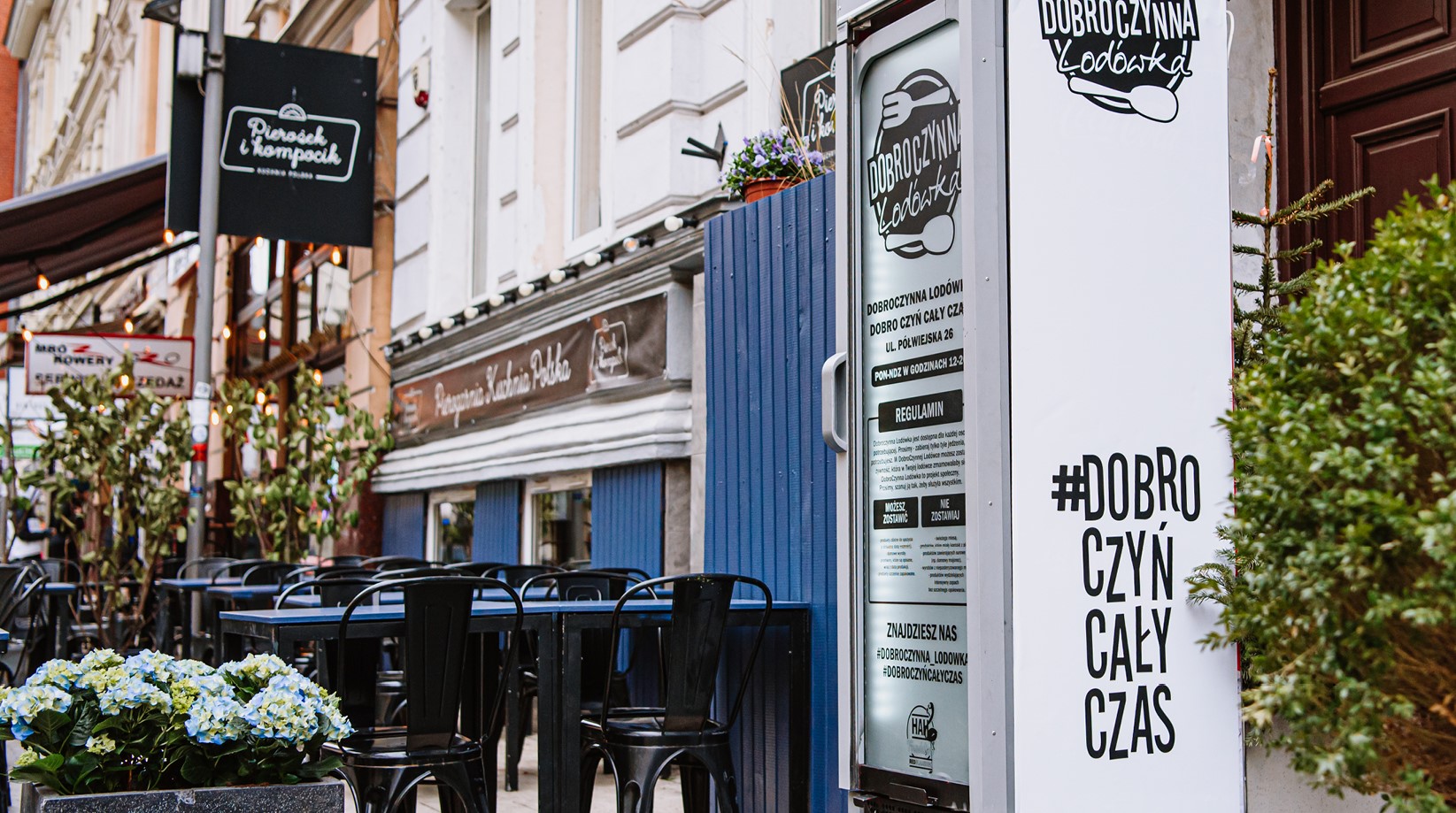 Na zdjęciu widać pięć pokolorwanych jaj. Wokół nich stoją miski z wodą z barwnikami