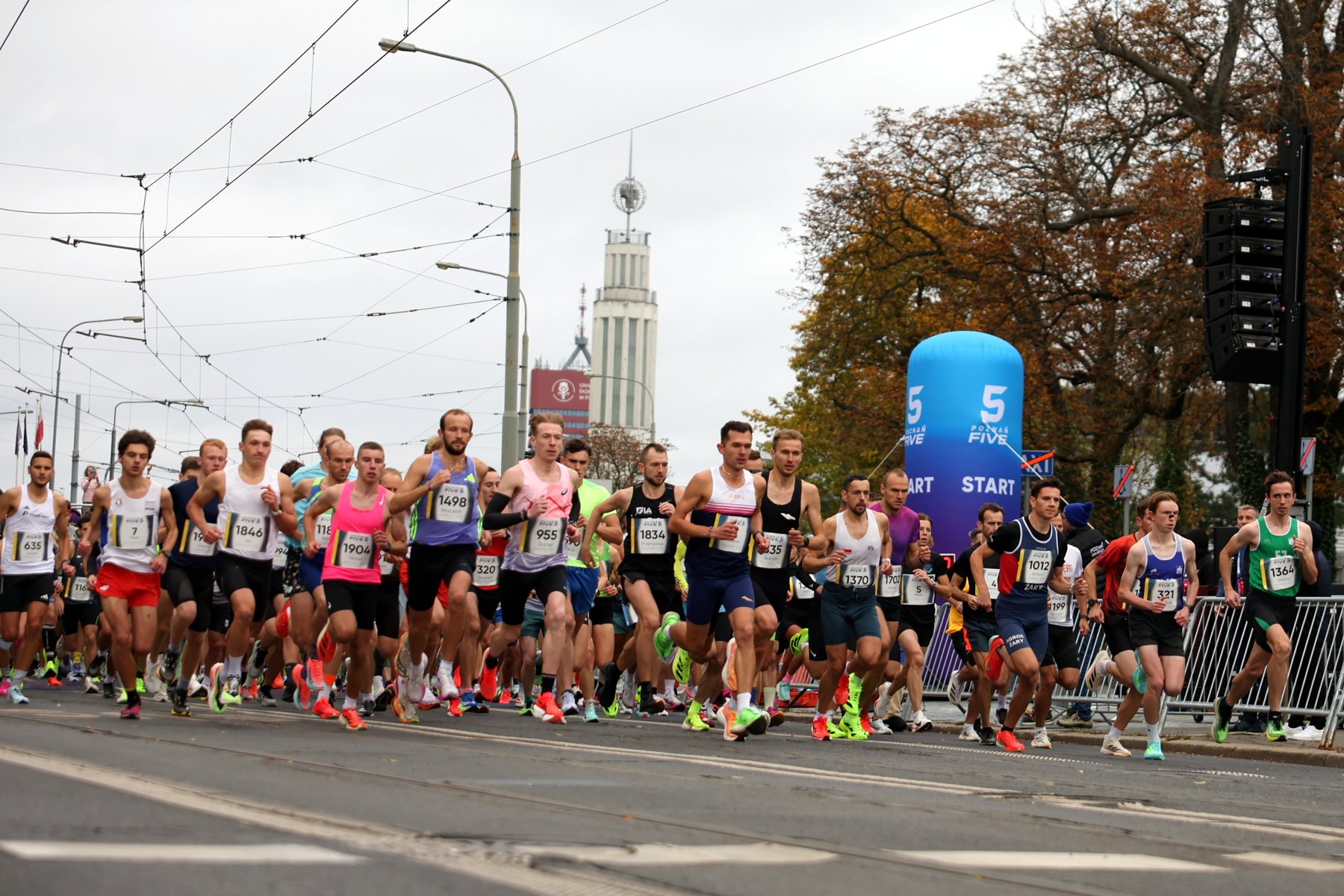 Na zdjęciu widoczni uczestnicy na starcie biegu Poznań Five - biegu na 5 km organizowanego w przeddzień poznańskiego Maratonu