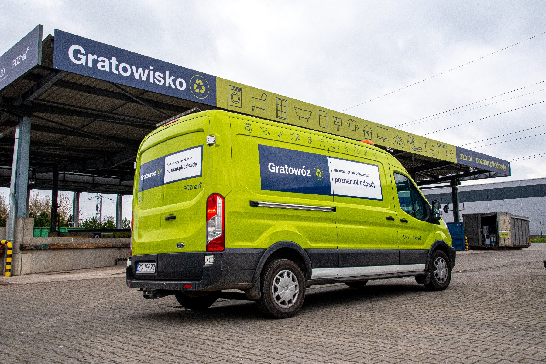 Na zdjęciu widoczny jest samochód ciężarowy (typu bus) przystosowany do odbierania odpadów komunalnych