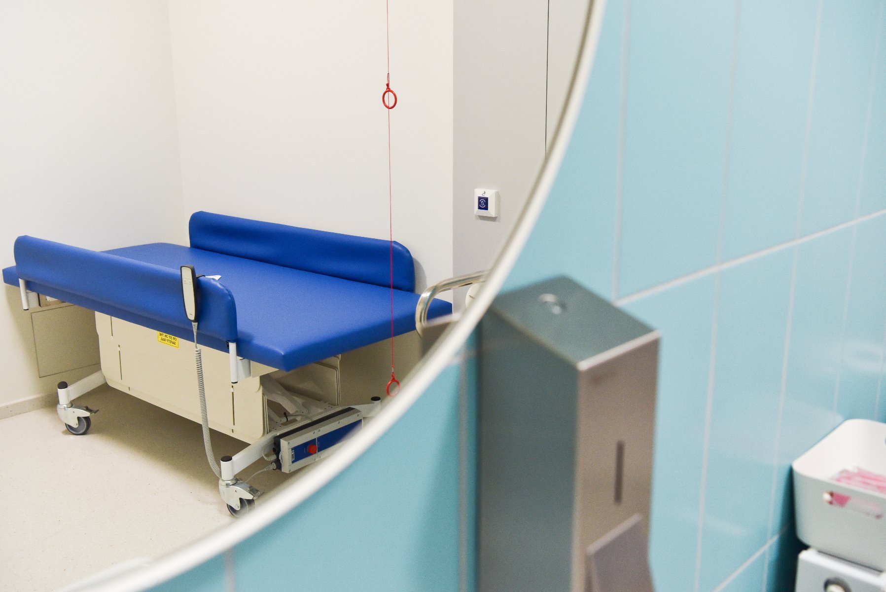 Na zdjęciu wnętrze toalety, widać leżankę odbijającą się w lustrze