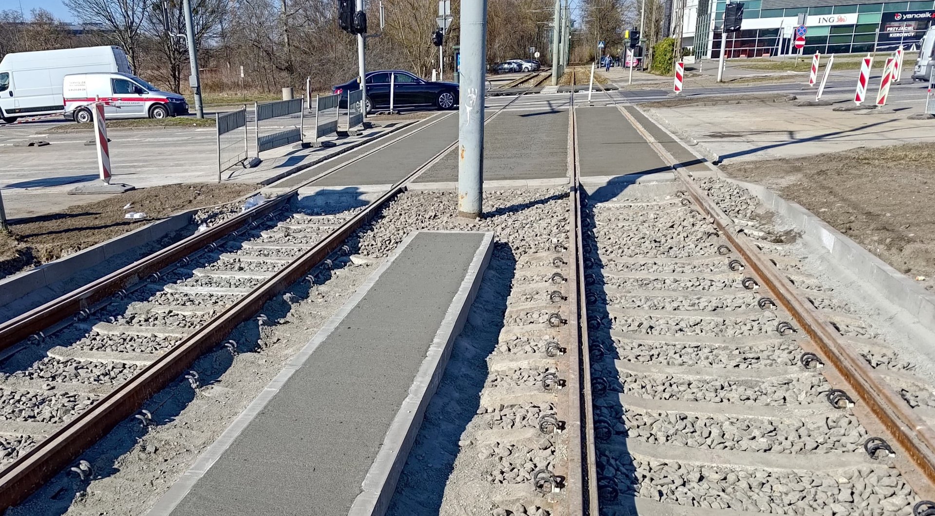 Na zdjęciu wyremontowana nawierzchnia torowiska, w tle widać przejeżdżające samochody