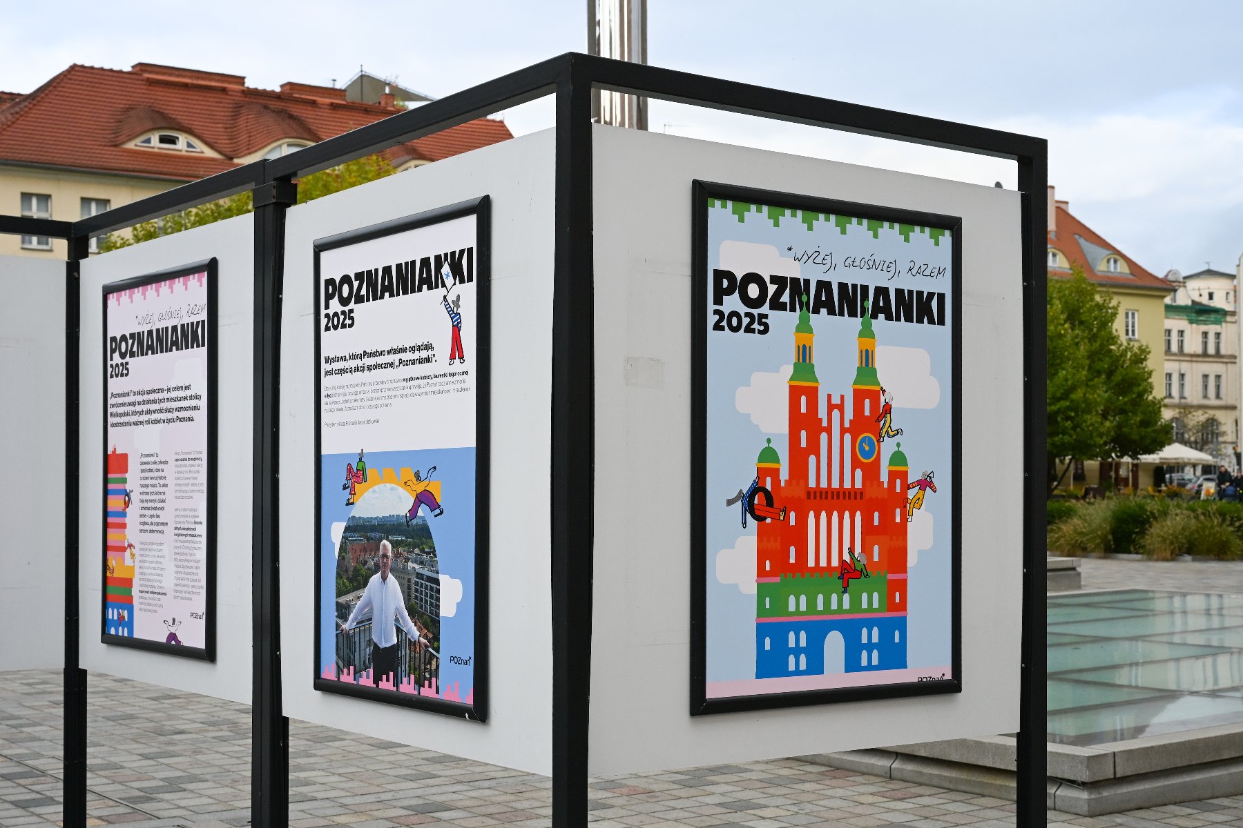 Na zdjęciu wystawa poświęcona "Poznaniankom 2025", w tle budynek urzędu miasta