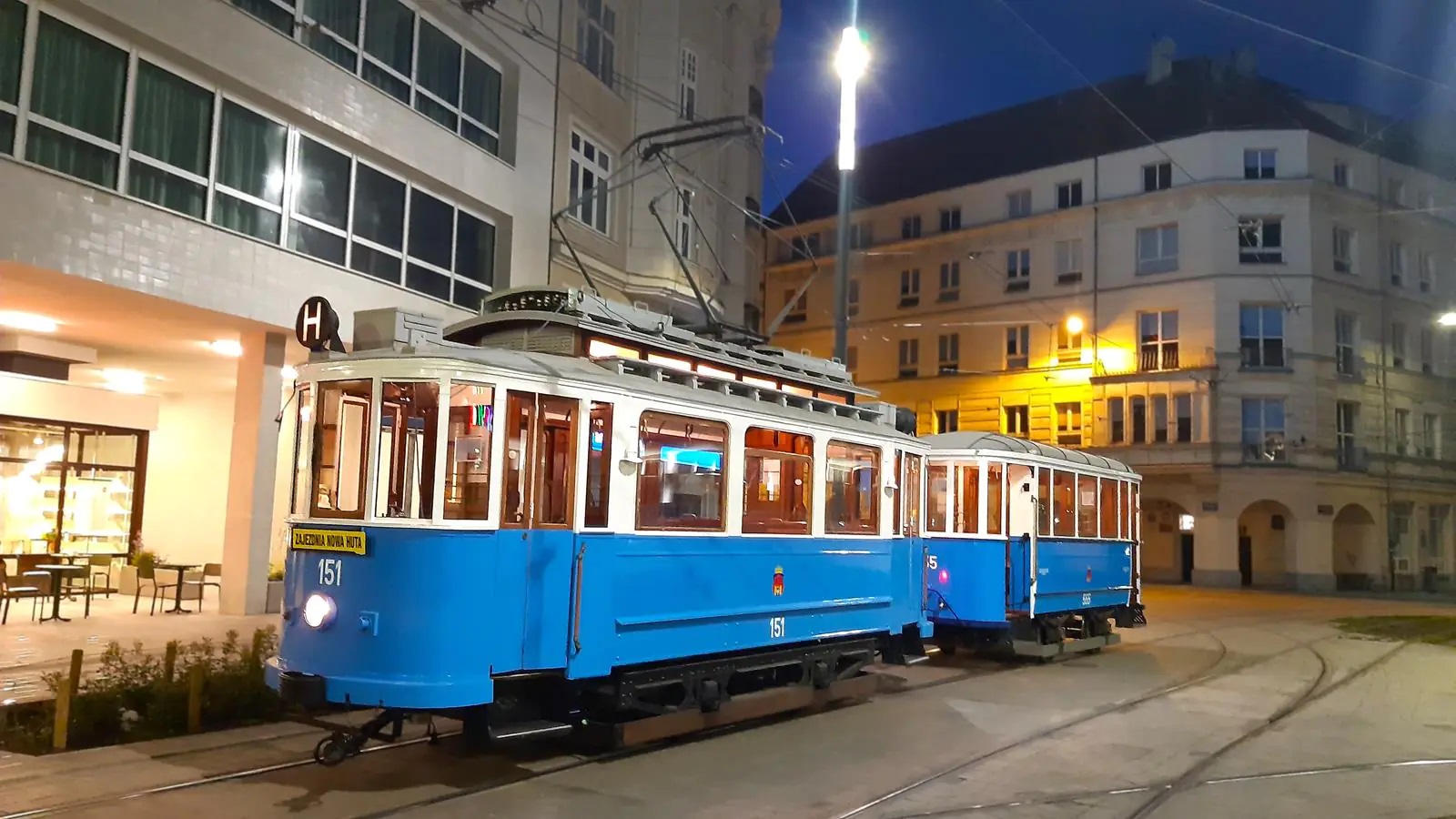 Na zdjęciu zabytkowe tramwaje stojące w zajezdni