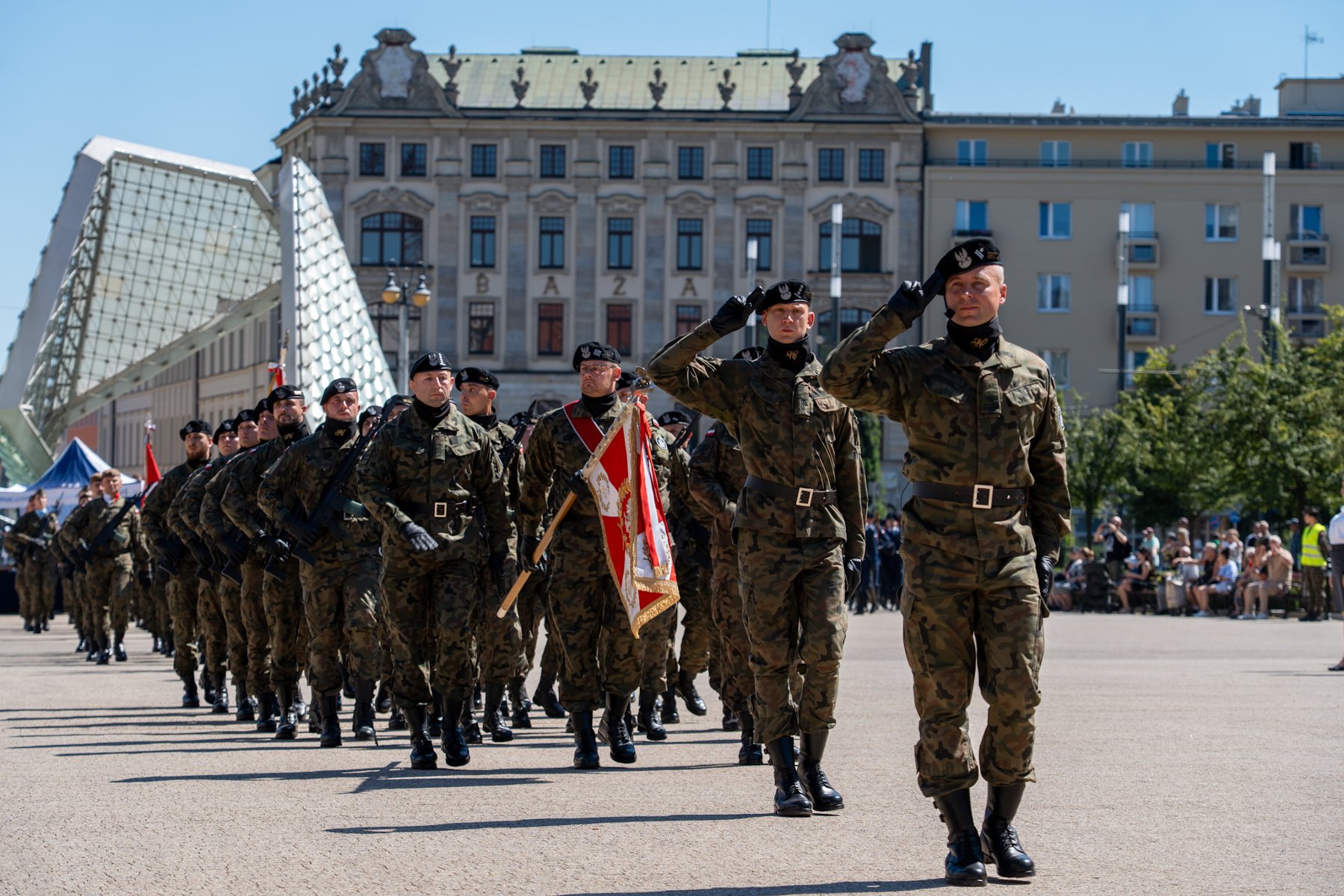 Na zdjęciu żołnierze podczas defilady na Placu Wolności