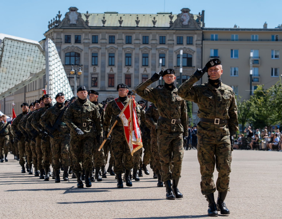 Na zdjęciu żołnierze podczas defilady na Placu Wolności