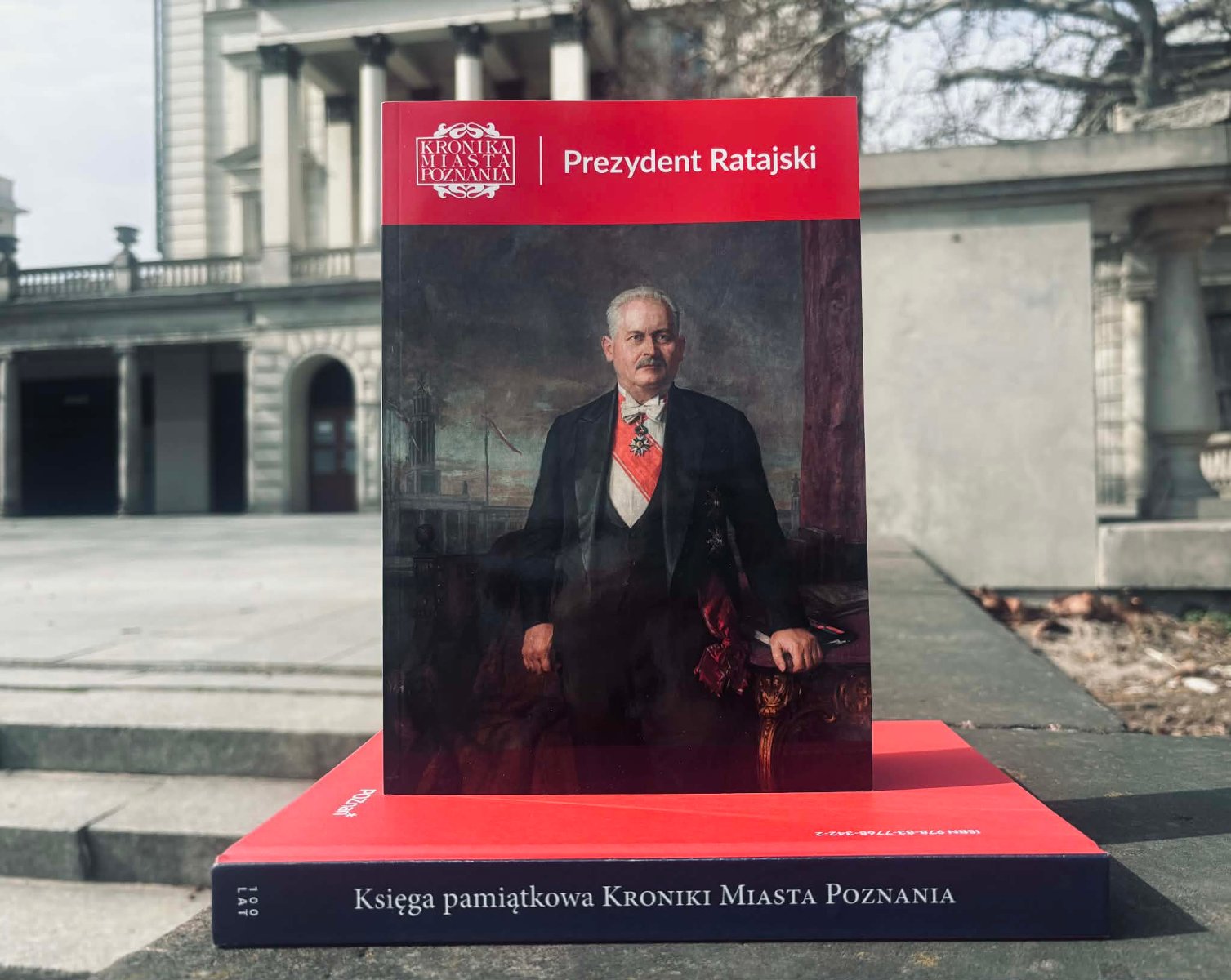 Najnowsza kronika stoi na murku. Na okładce wizerunek Cyryla Ratajskiego.