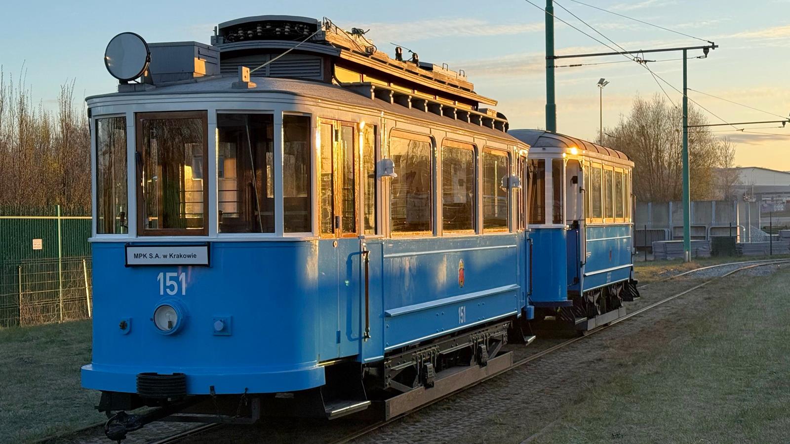 Niebieski tramwaj historyczny z Krakowa