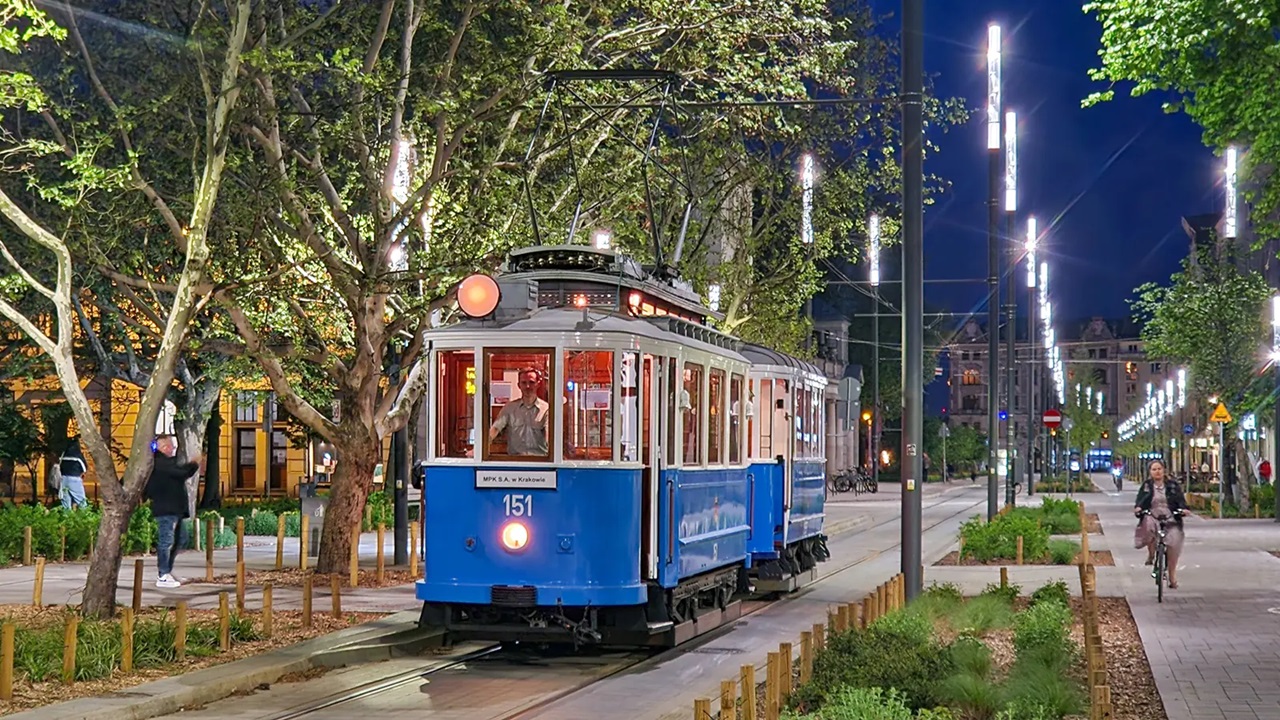 Niebieski tramwaj z Krakowa na ul. 27 Grudnia