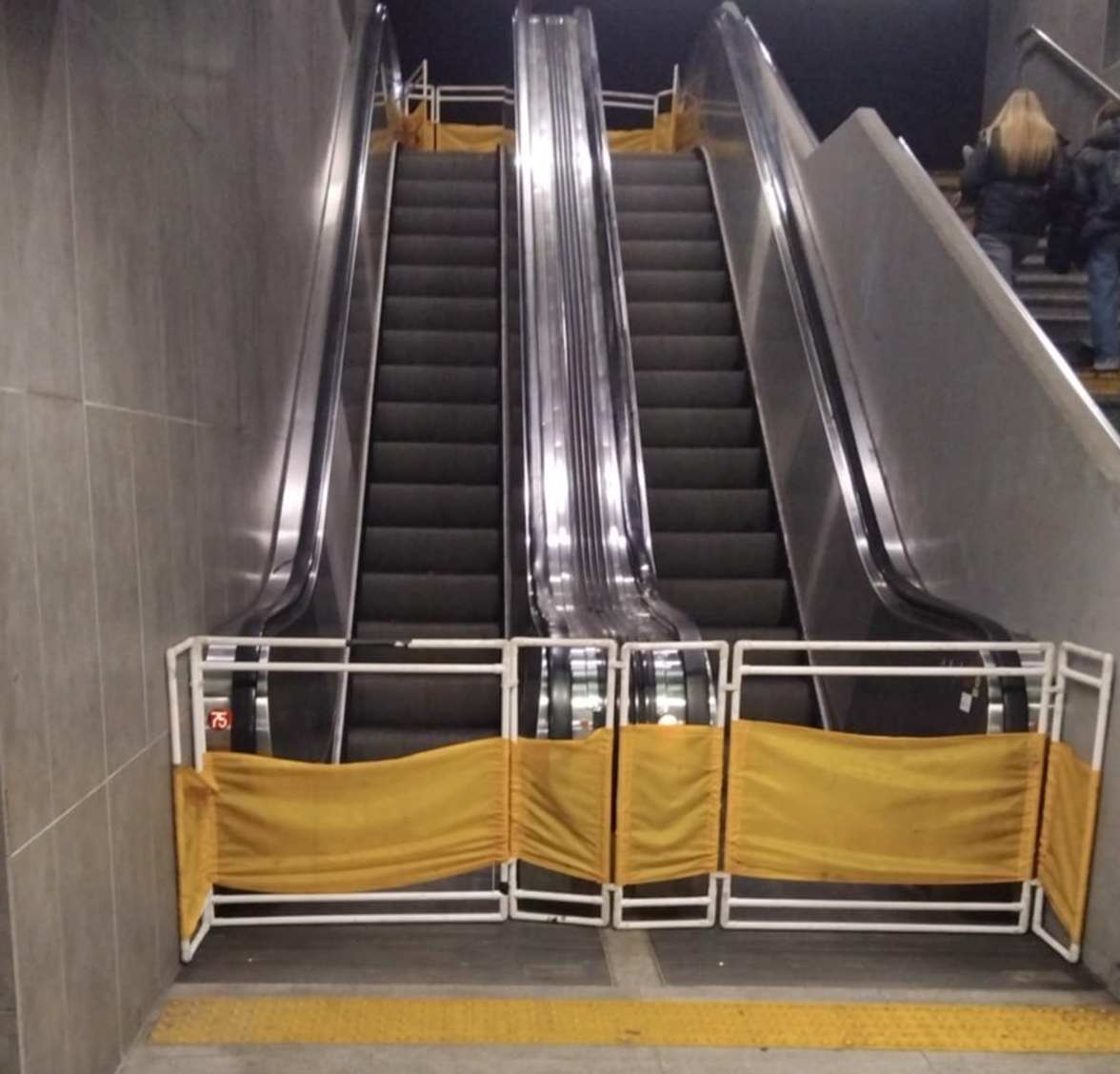 nieczynne ruchome schody pod rondem Kaponiera