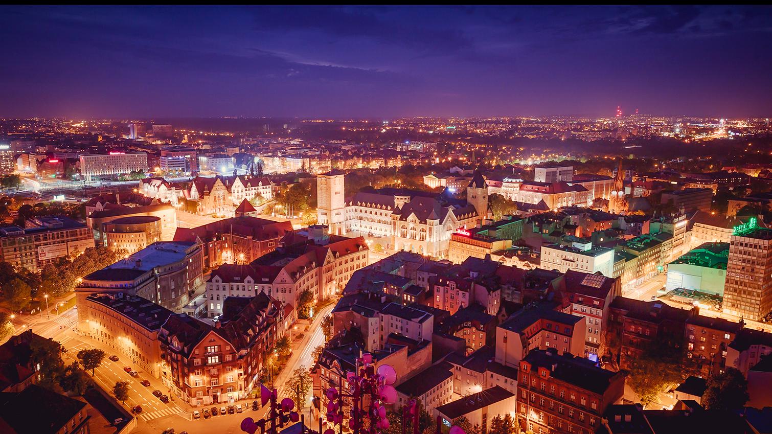 Nocny widok na panoramę Poznania