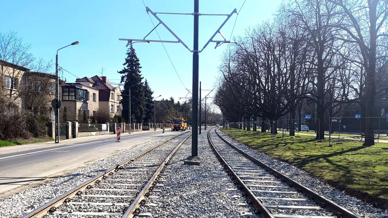 Nowe torowisko wzdłuż al. Wielkopolskiej po remoncie, z prawej strony zarzewiona aleja