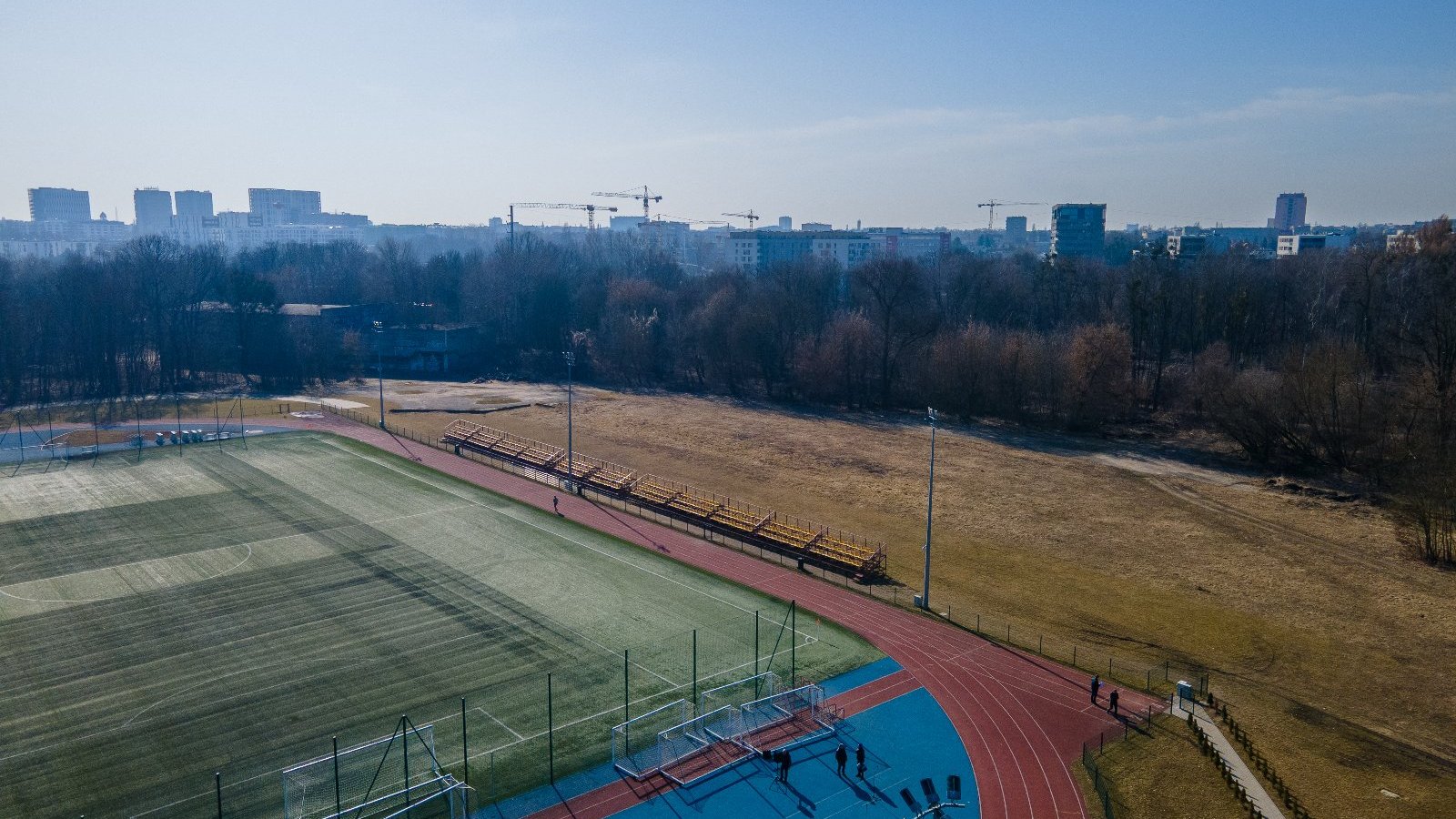 Nowoczesna hala lekkoatletyczna planowana jest w południowej części kompleksu sportowego na Golęcinie, przy boisku rozgrzewkowym. Spółka Poznańskie Inwestycje Miejskie ogłosiła przetarg na opracowanie aktualizacji istniejącej dokumentacji projektowej zgodnie ze wskazaniami Polskiego Związku Lekkiej Atletyki -widok na teren pomiędzy stadionem rozgrzewkowym a lasem