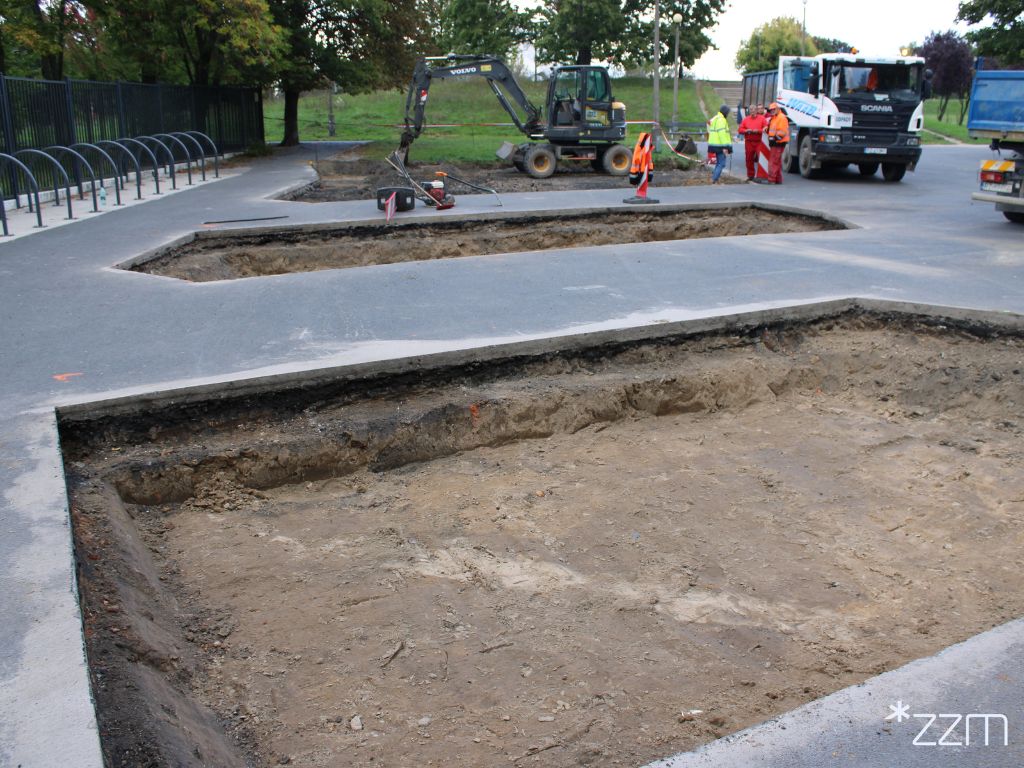 "Odbrukowanie" placu przed pływalnią letnią w Parku Kasprowicza. W miejscu tym nasadzone zostaną drzewa