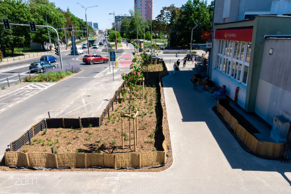 Odbrukowany teren przed pocztą na Ogrodach