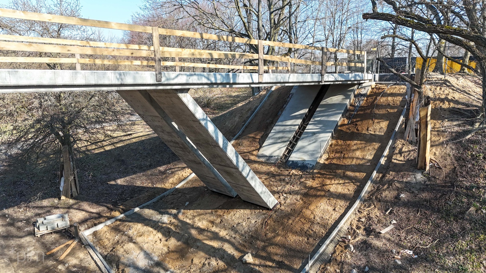 Odnawiany mostek na Cytadeli, niedaleko dawnego amfiteatru