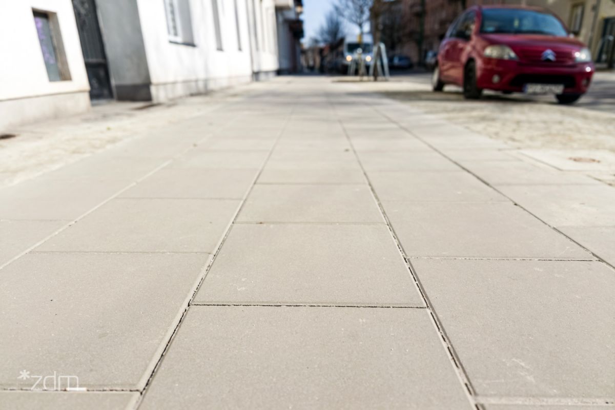 Odnowiony i szeroki chodnik przy ul. Pamiątkowej